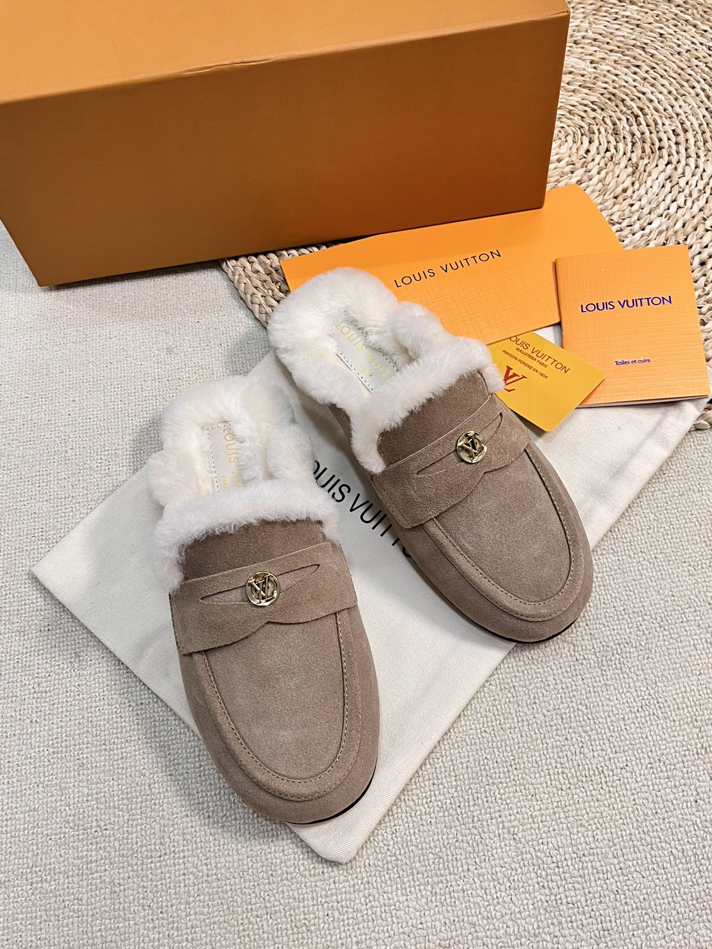 LV COSY FLAT COMFORT CLOG IN MEDIUM BROWN SUEDE AND SHEARLING LINING