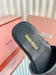 SLIDES SANDALS IN BLACK STRAW WOVEN