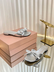 SLIDES SANDALS IN SILVER PATENT CALFSKIN BOW IN TRAP