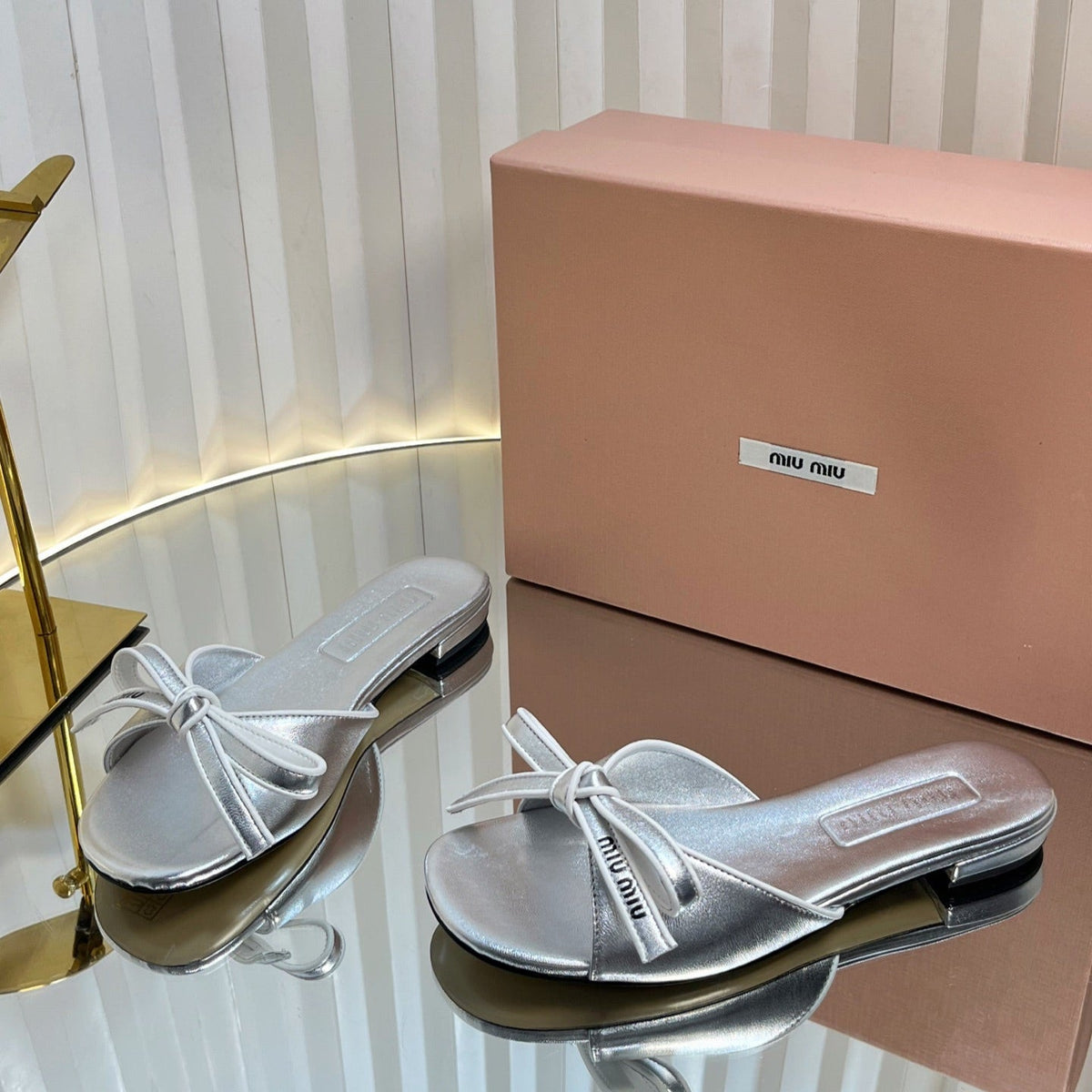 SLIDES SANDALS IN SILVER PATENT CALFSKIN BOW IN TRAP