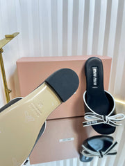 SLIDES SANDALS IN BLACK WITH WHITE BORDER CALFSKIN BOW IN TRAP