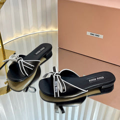 SLIDES SANDALS IN BLACK WITH WHITE BORDER CALFSKIN BOW IN TRAP