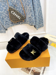 HALF MULE SLIPPERS IN BLACK FLEECE FEATURING METALLIC LOGO