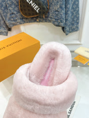 HALF MULE SLIPPERS IN LIGHT PINK FLEECE FEATURING METALLIC LOGO