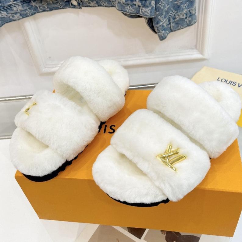 HALF MULE SLIPPERS IN WHITE FLEECE FEATURING METALLIC LOGO