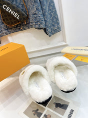 HALF MULE SLIPPERS IN WHITE FLEECE FEATURING METALLIC LOGO