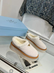 TRIANGLE LOGO MULES IN WHITE SUEDE AND SHEARLING LINING