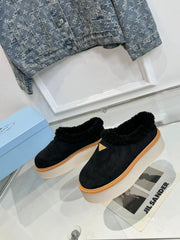 TRIANGLE LOGO MULES IN BLACK SUEDE AND SHEARLING LINING