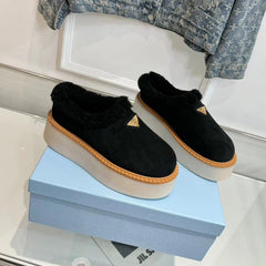 TRIANGLE LOGO MULES IN BLACK SUEDE AND SHEARLING LINING