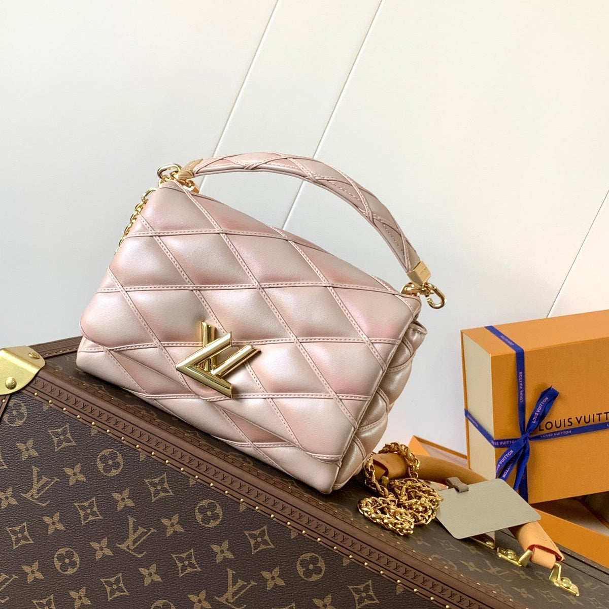 LV 25S GO-14 MM 23 IN LIGHT PINK QUILTED LAMBSKIN GOLD HARDWRE