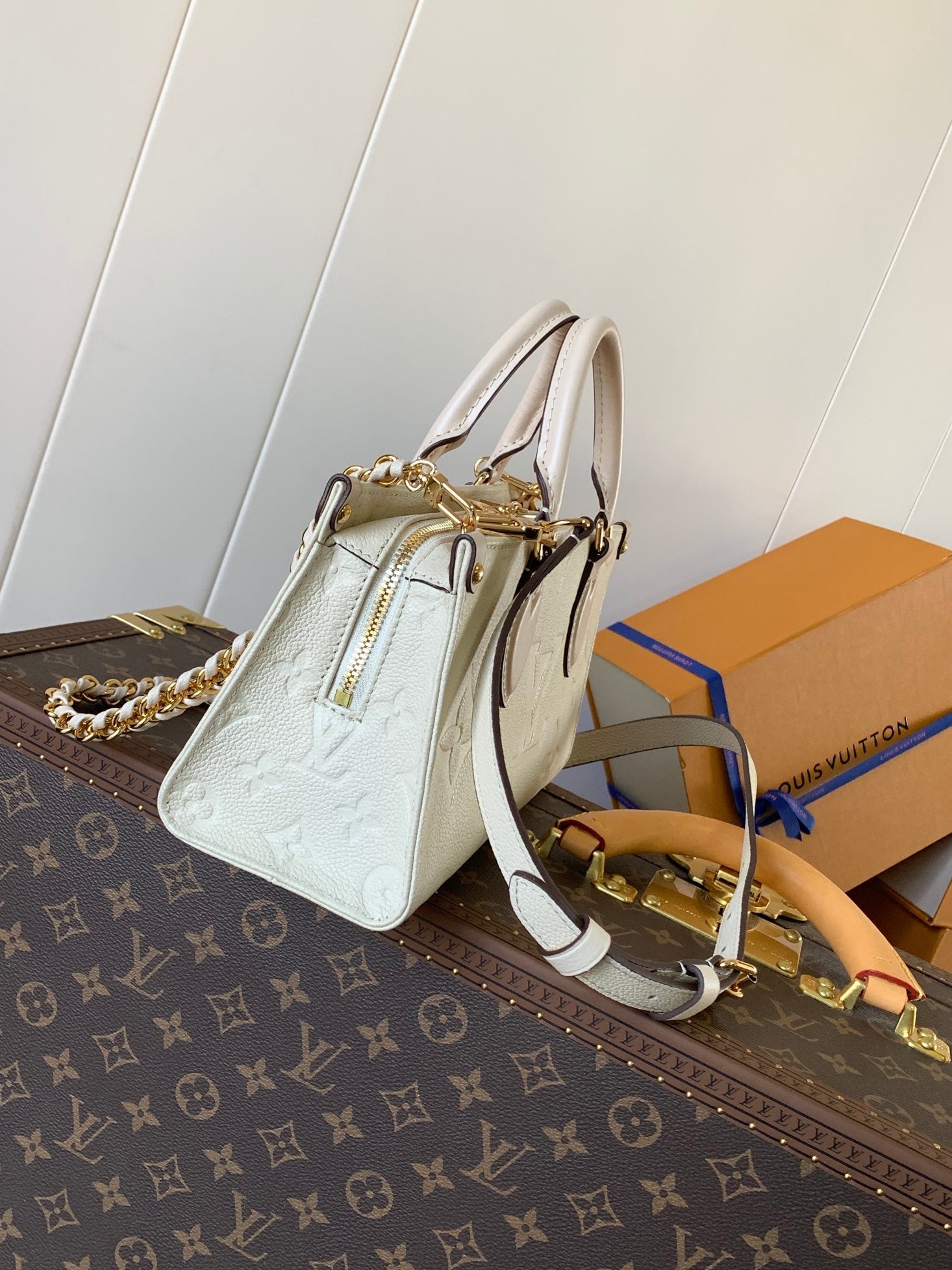 LV 25S ONTHEGO EAST WEST BAG 25 IN CREAM CALFSKIN MONOGRAM EMPREINTE