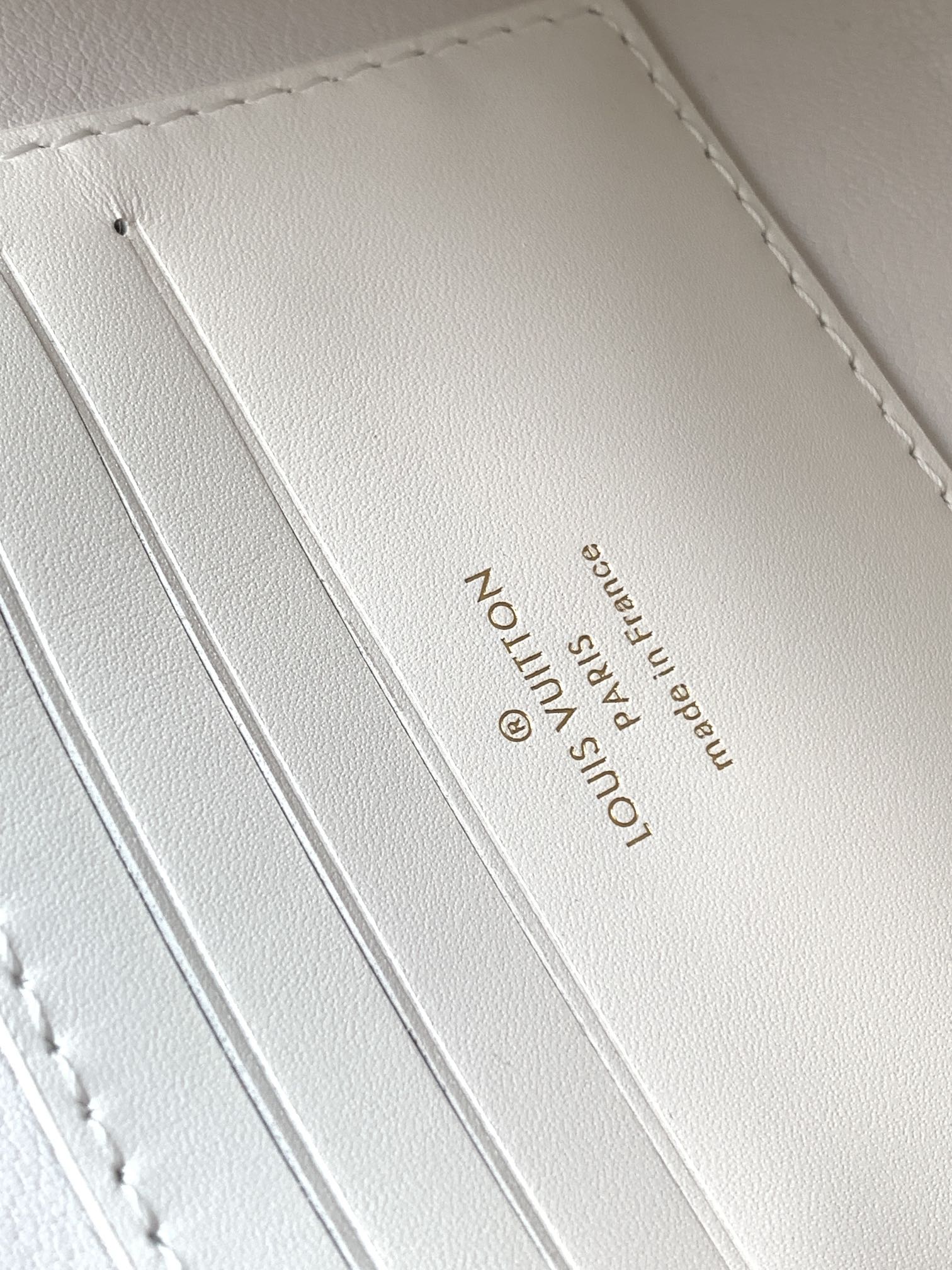 WALLET ON CHAIN CAPUCINES 23 IN WHITE SMOOTH CALFSKIN GOLD HARDWARE