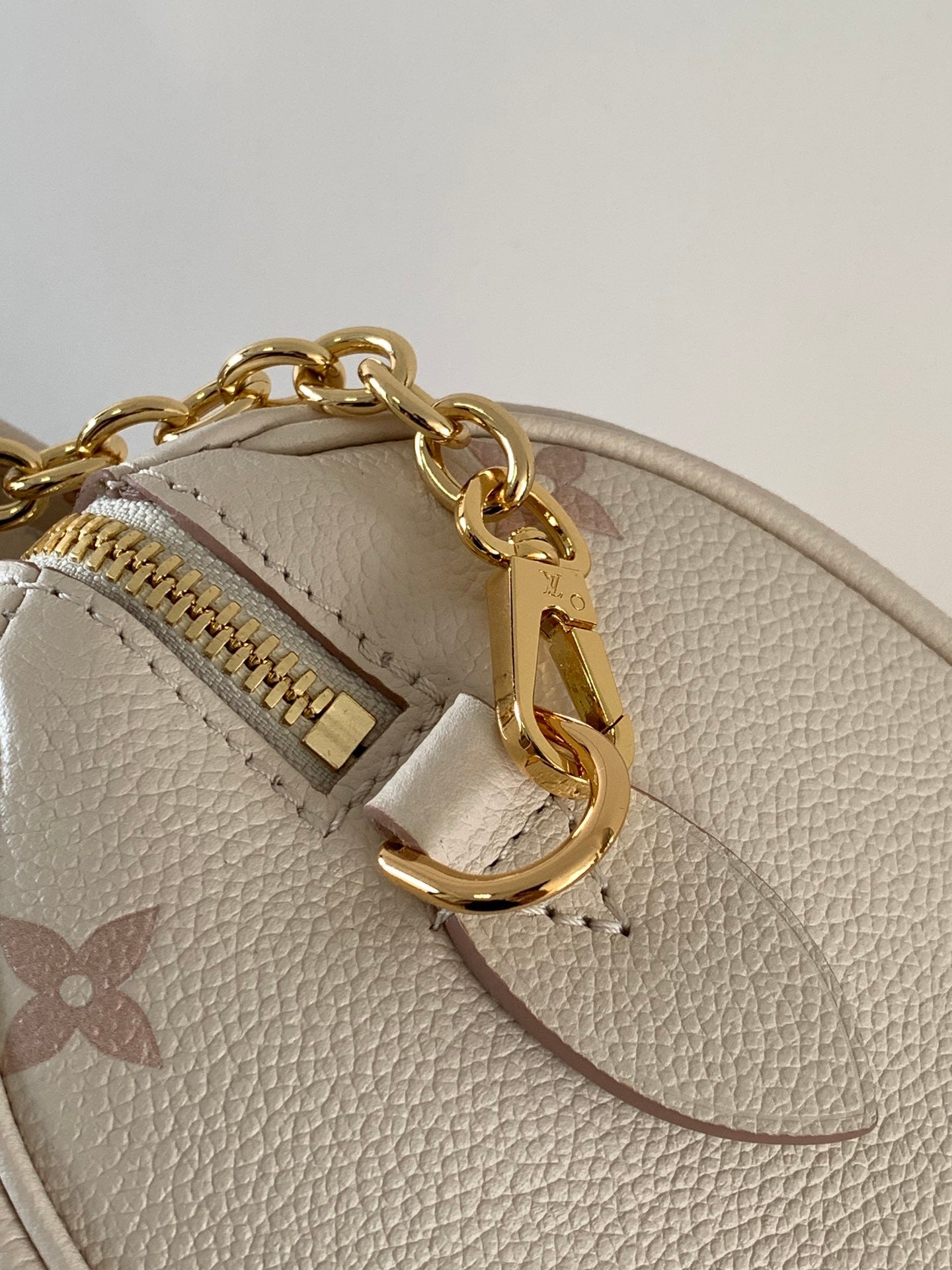 SPEEDY BANDOULIÈRE 21 IN WHITE AND PINK MONOGRAM CANVAS