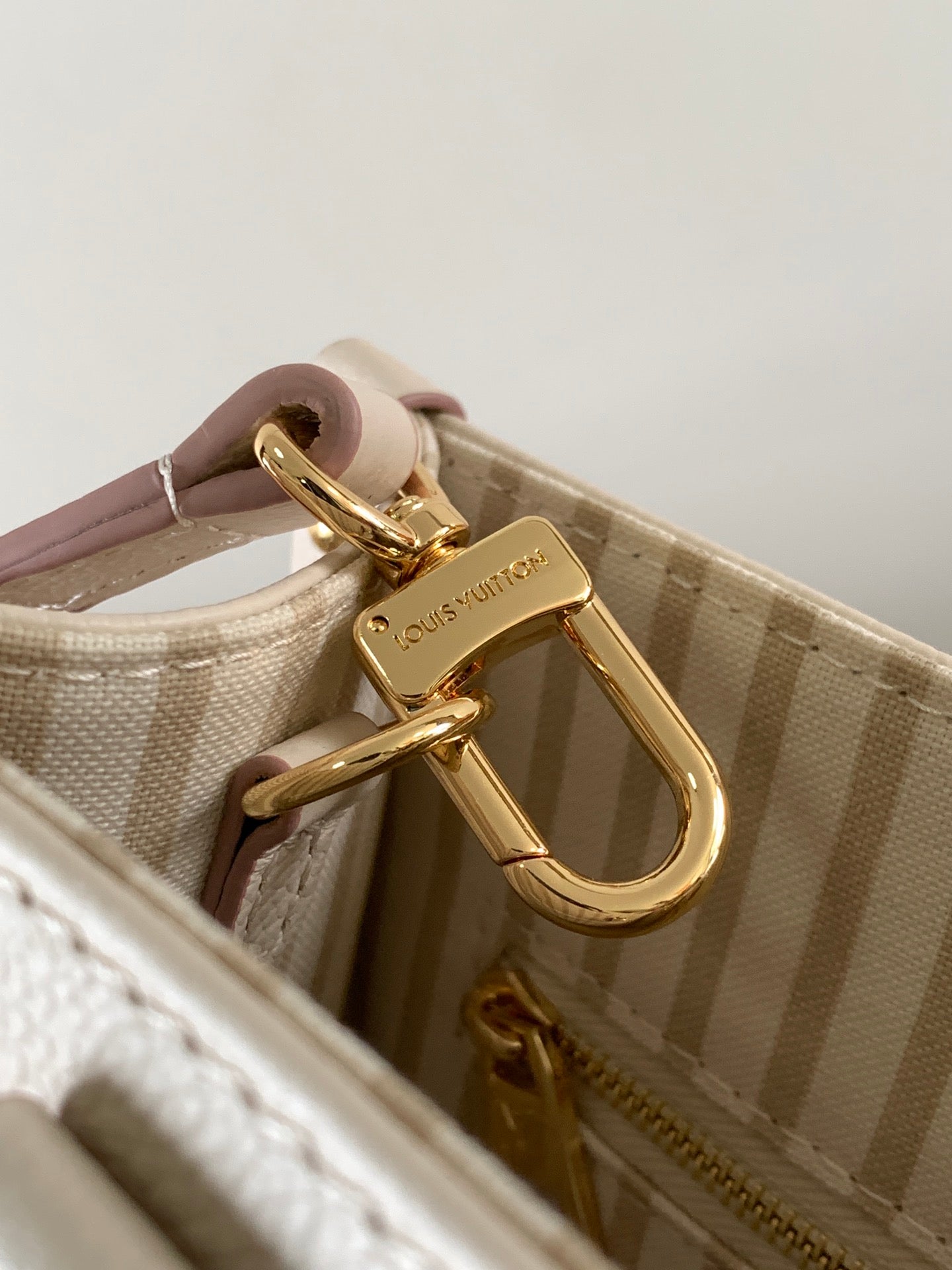 ONTHEGO 25 IN WHITE AND PINK MONOGRAM CALFSKIN