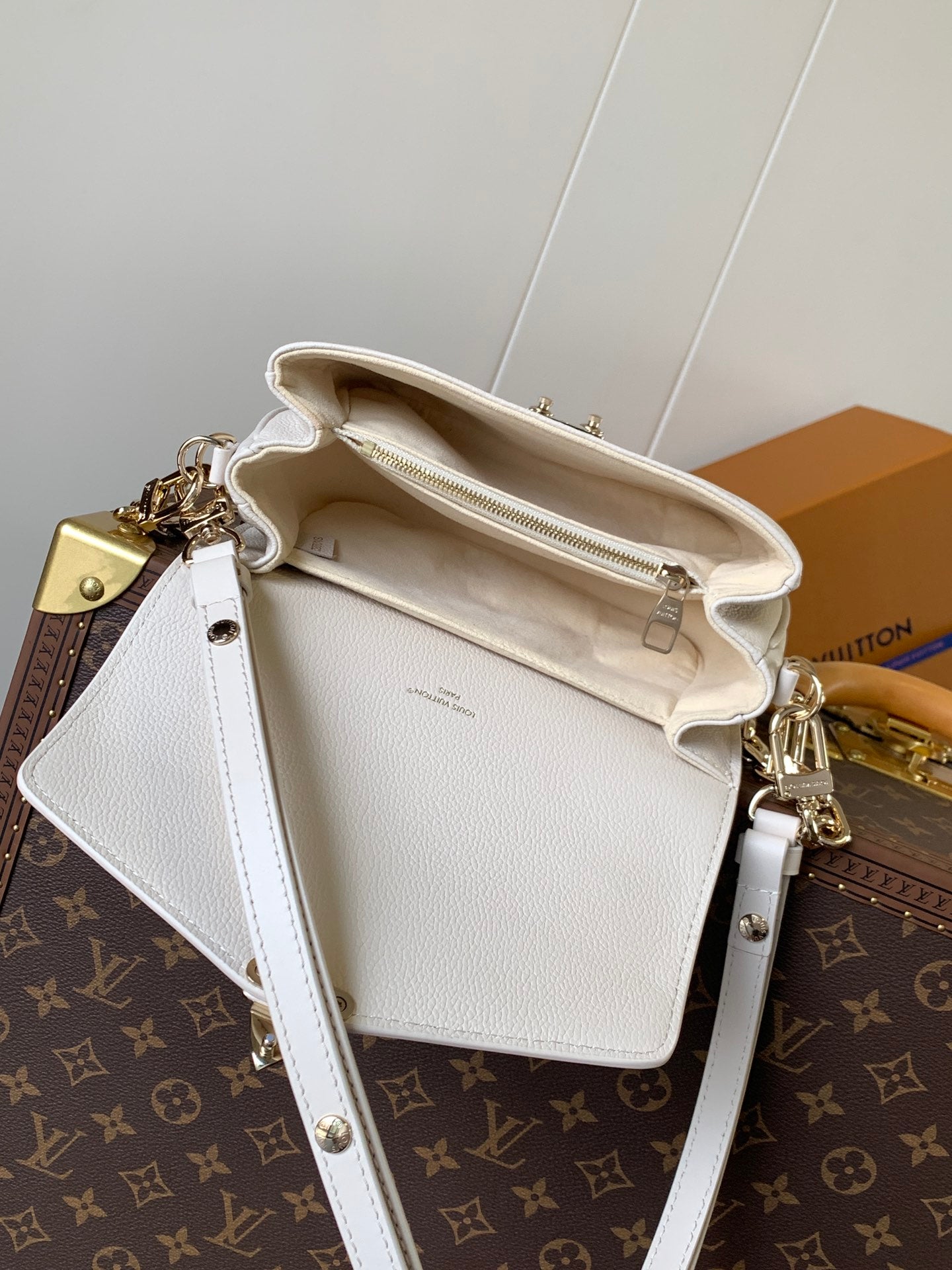 LV 25S EAST WEST POCHETTE MÉTIS BAG 21 IN BEIGE DREAM EMBOSSED TEXTURED CALFSKIN