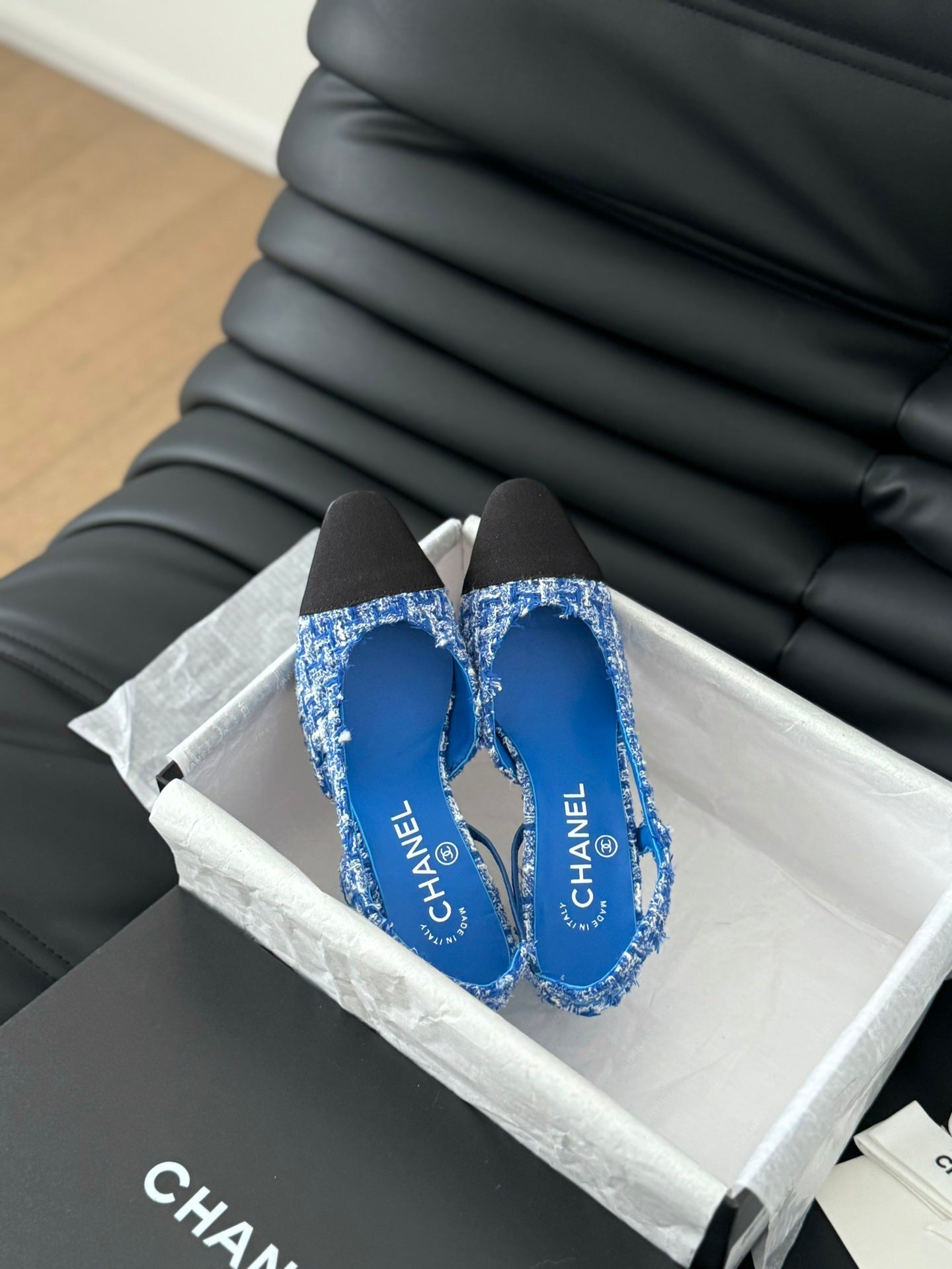 HIGH SLINGBACK IN COBALT BLUE TWEED AND BLACK LAMBSKIN