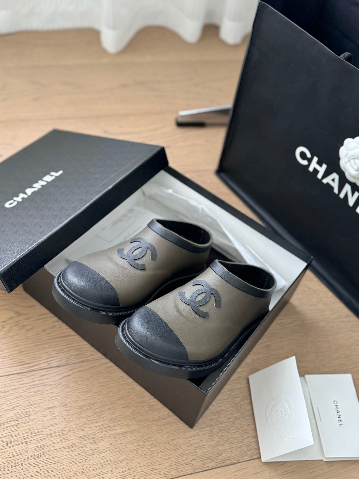 SHORT BOOTS IN MOCHA BROWN MIX BLACK RUBBER