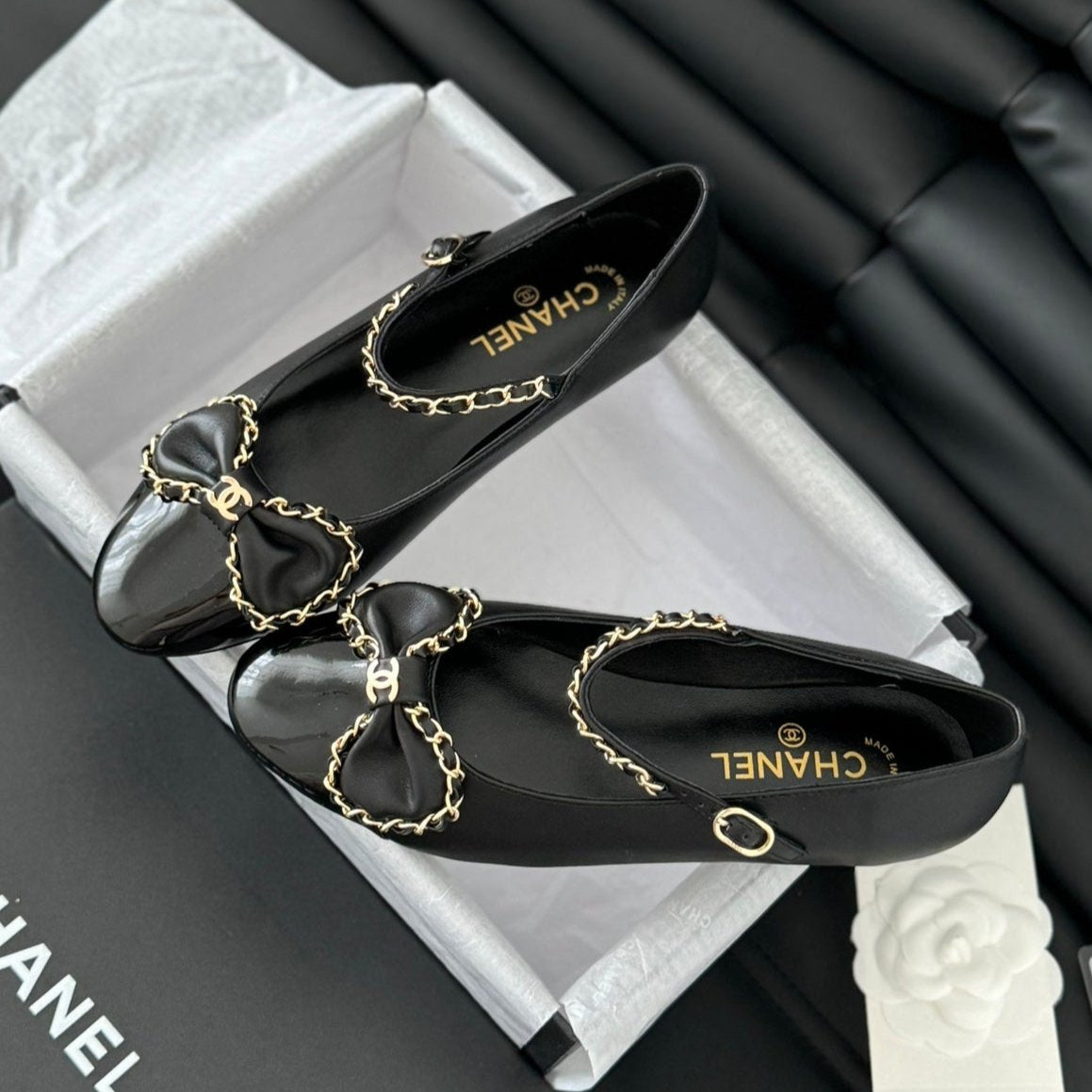 CC BALLET FLATS IN BLACK LAMBSKIN WITH GOLD HARDWARE