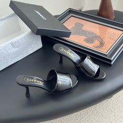 HIGH HEELS IN BLACK GLOSSY LEATHER