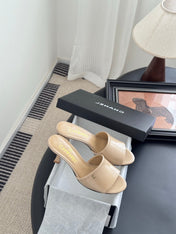 HIGH HEELS IN BEIGE GLOSSY LEATHER