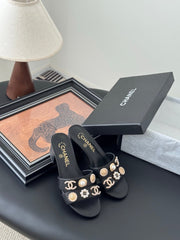 MULE SLIDE SANDALS IN BLACK LAMBSKIN WITH LOGO STICKER DETAIL