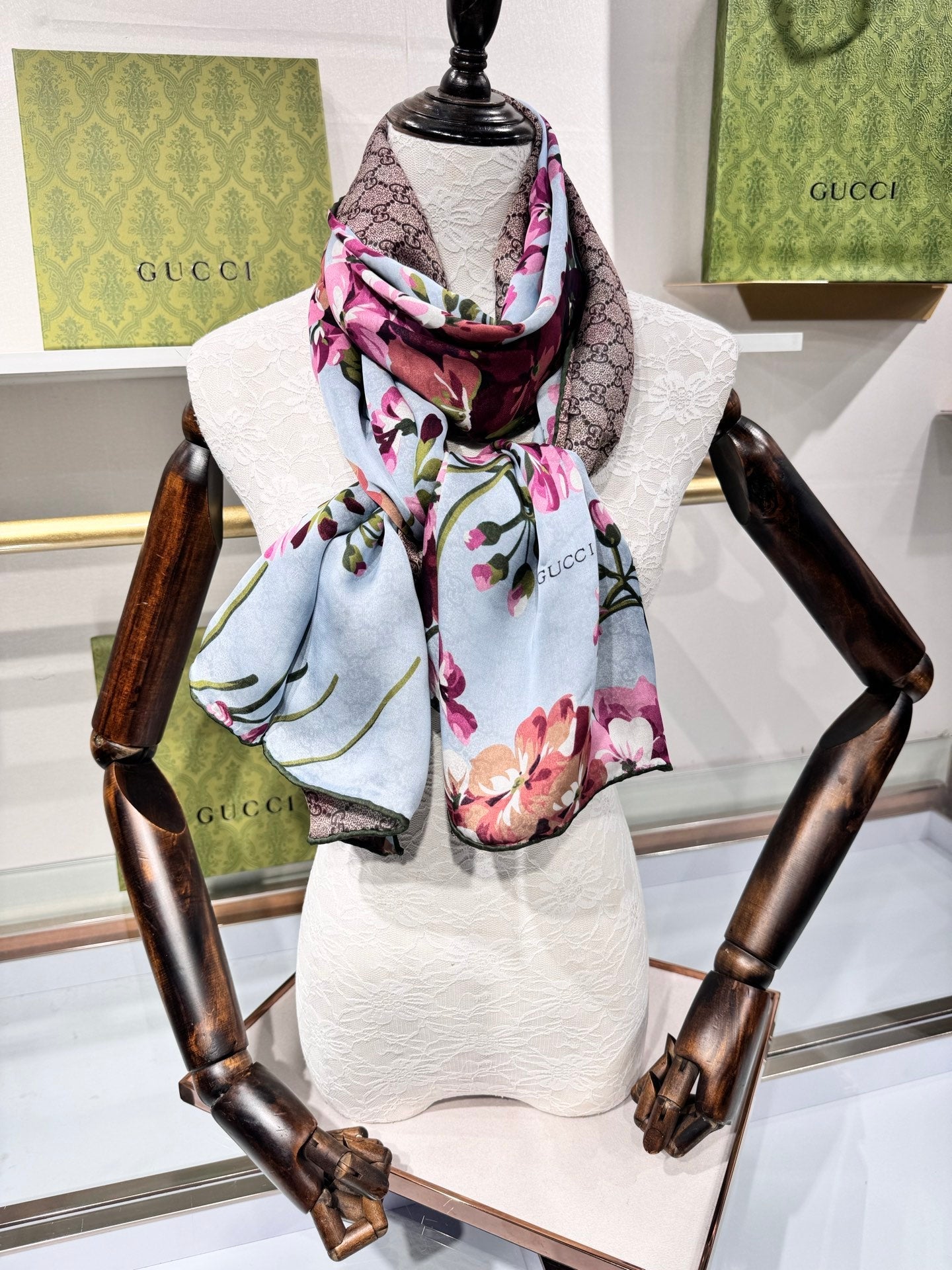 GUCCI 25S SCARF 180 IN SILK 737206