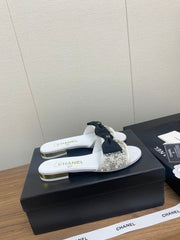 BOW SLIPPERS IN WHITE LAMBSKIN WITH RHINESTONES