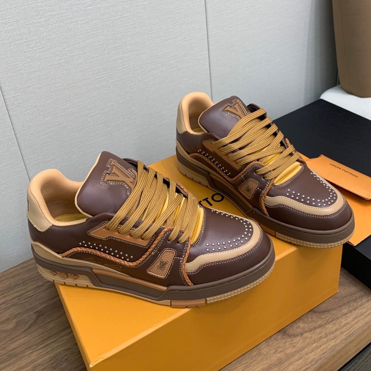 LV WOMEN'S TRAINER IN MARRON CALFSKIN