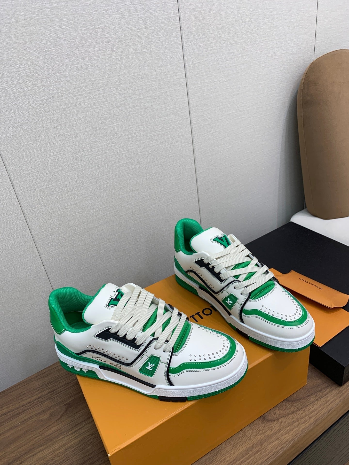 LV WOMEN'S TRAINER IN WHITE MIX GREEN CALFSKIN