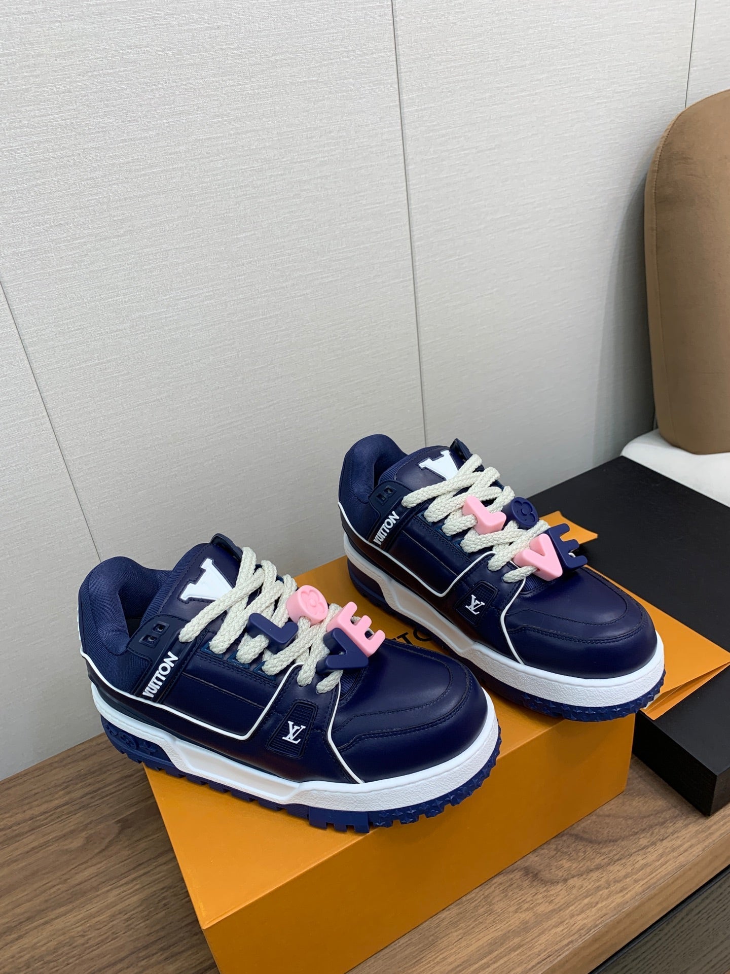 LV WOMEN'S TRAINER IN NAVY BLUE CALFSKIN