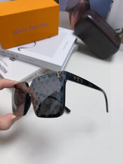 SQUARE SUNGLASS 581366 IN BLACK ACETATE MONOGRAM MASK ON LENS