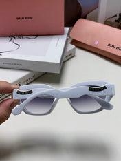 LOGO CAT EYE SUNGLASSES 513007 IN WHITE ACETATE WAVY FRAME