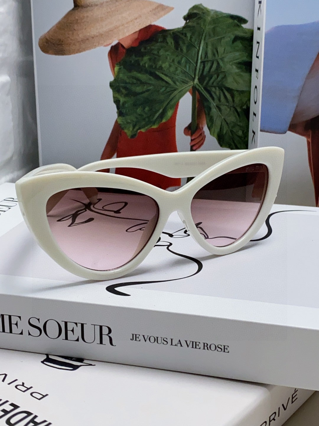 GLIMPSE CAT EYE SUNGLASSES 555884 IN WHITE ACETATE