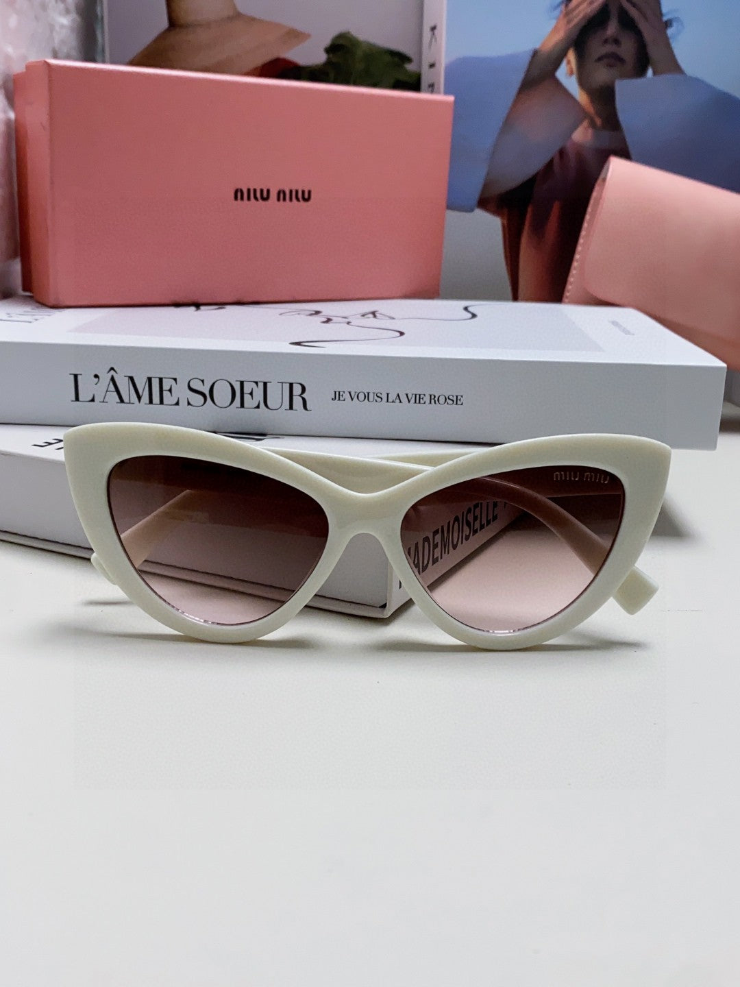 GLIMPSE CAT EYE SUNGLASSES 555884 IN WHITE ACETATE