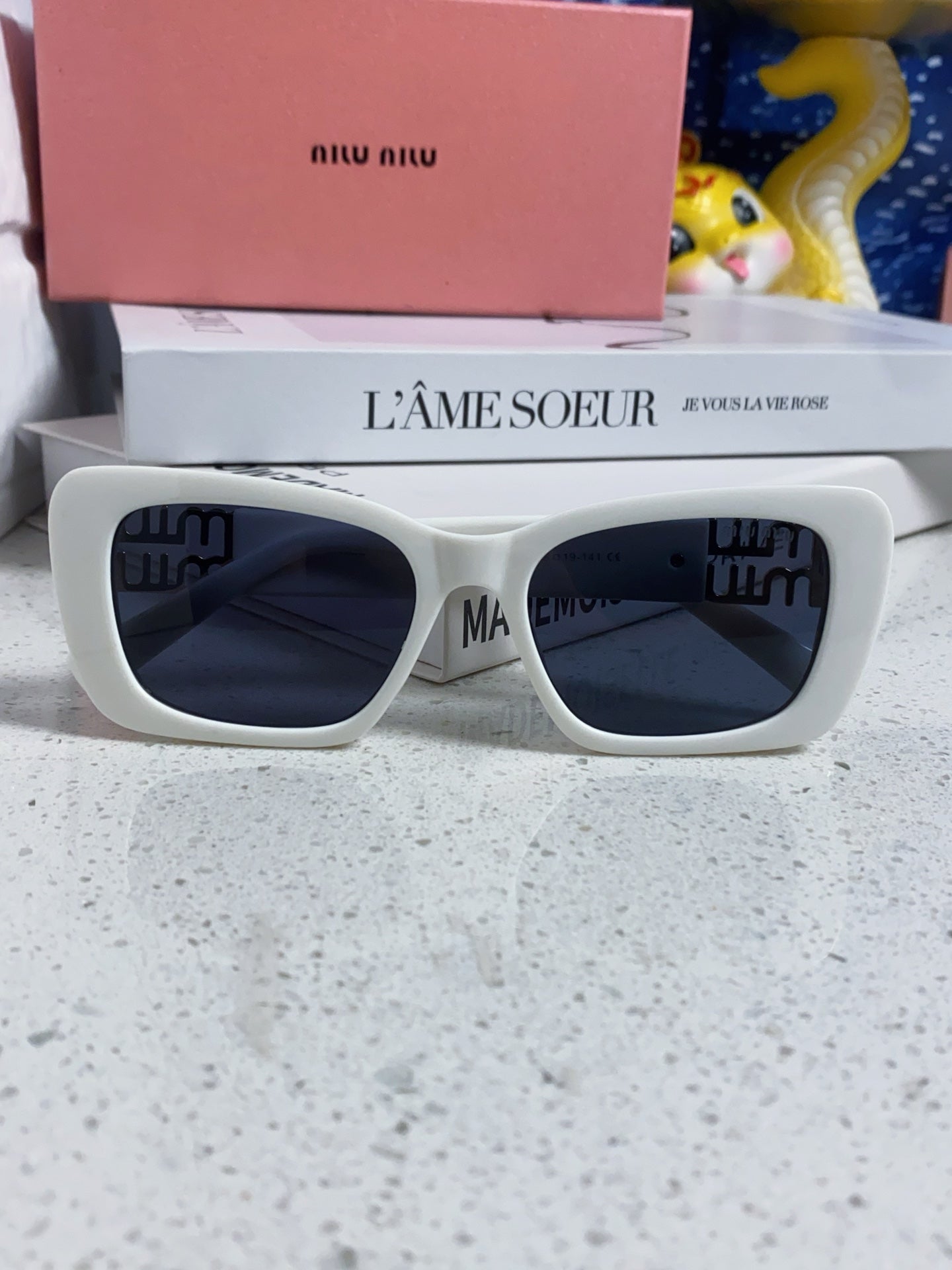 GLIMPSE SUNGLASSES 558346 IN WHITE ACETATE GOLD EMBOSSED LOGO