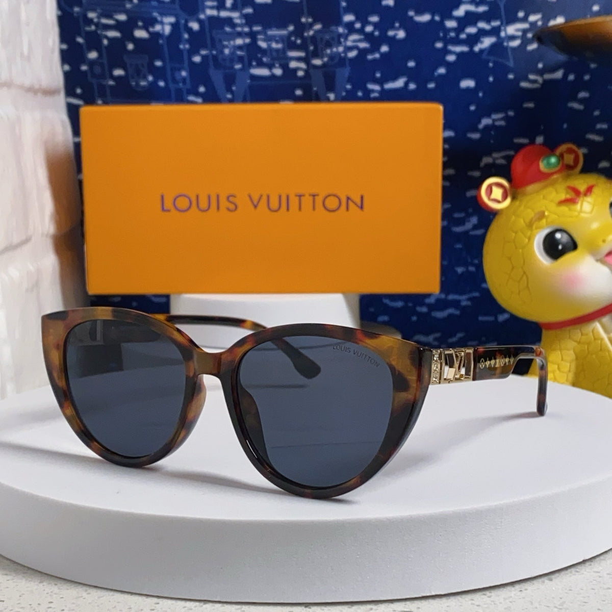 CAT EYE SUNGLASSES 567471 IN HAVANA ACETATE