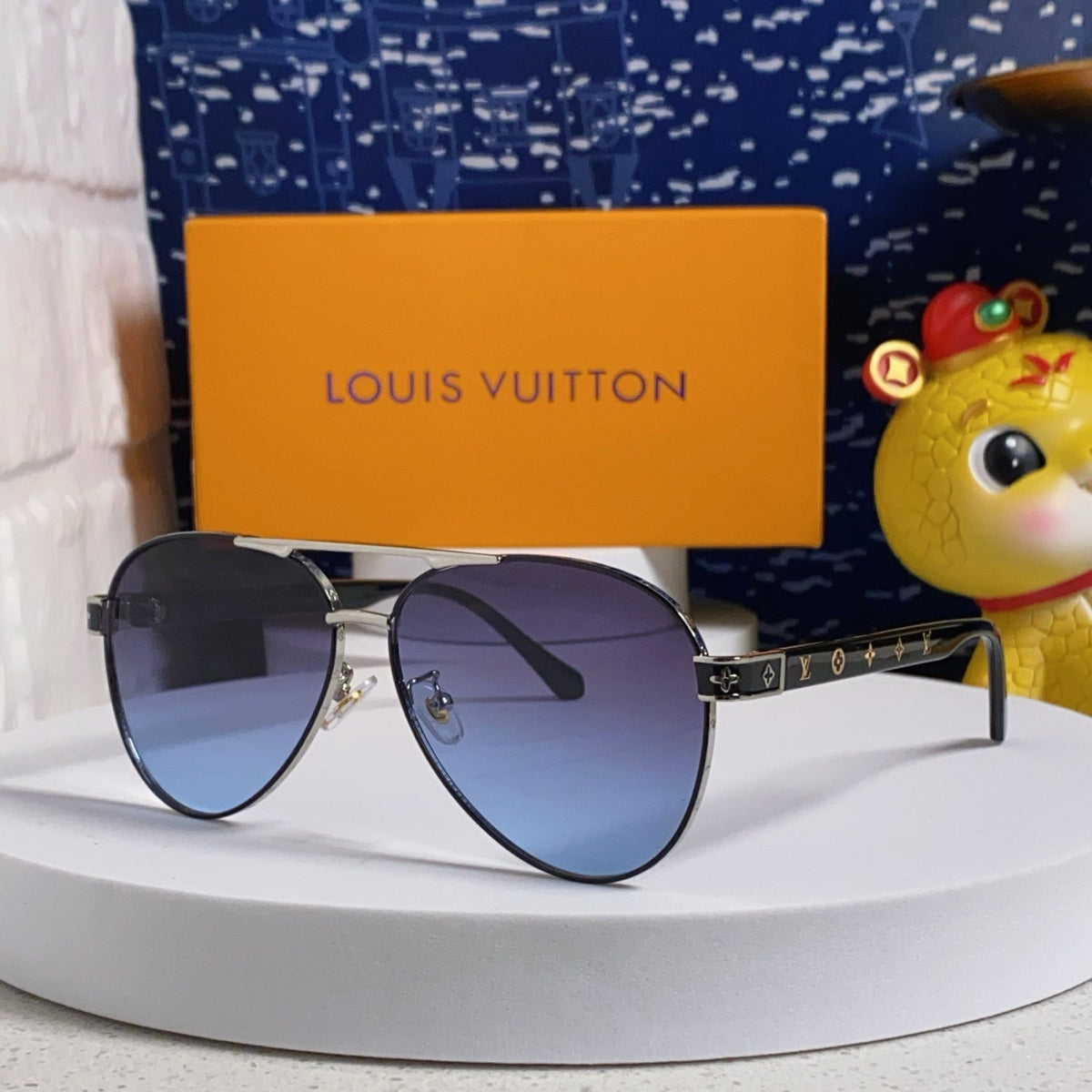 PILOT SUNGLASSES 571633 IN SILVER METAL GREY SMOKE LENSES MONOGRAM LOGO