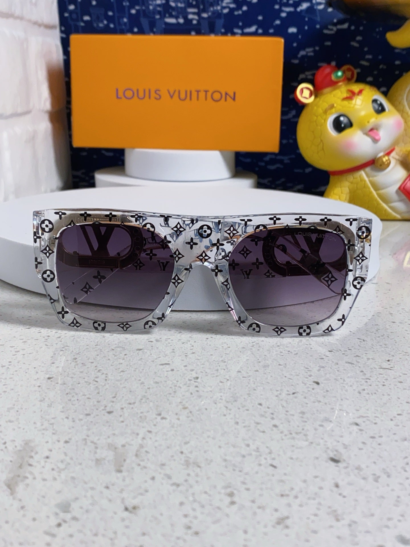 LINK SQUARE SUNGLASSES 570271 IN CLEAR ACETATE MONOGRAM LOGO ON FRAME
