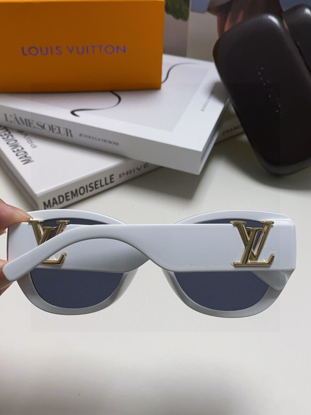 ICON CAT EYE SUNGLASSES 570248 IN WHITE ACETATE
