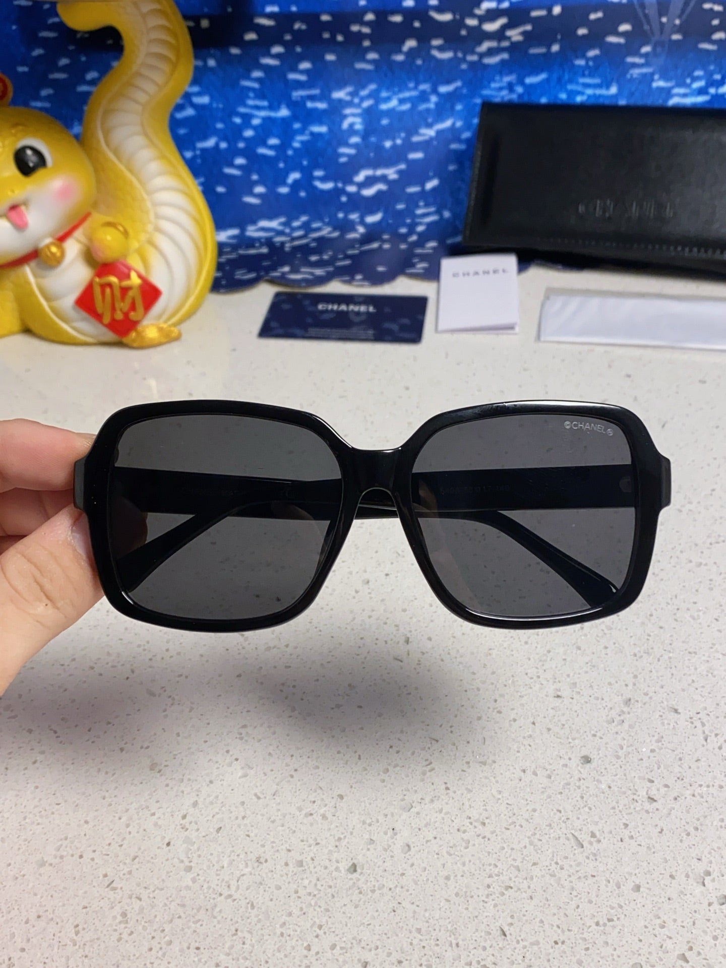 SQUARE SUNGLASSES 638932 IN BLACK ACETATE