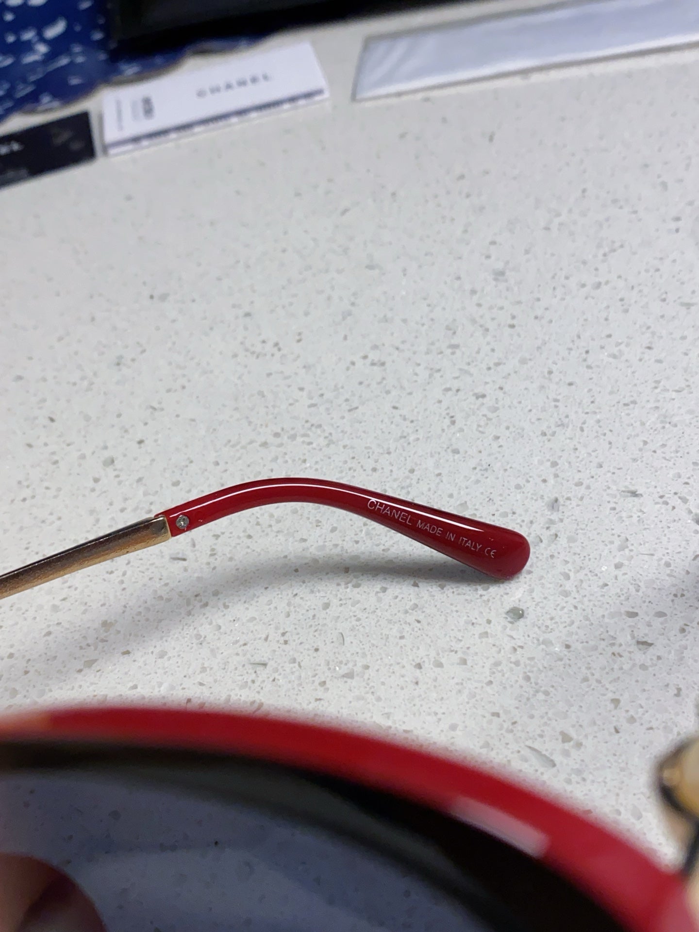 OVAL SUNGLASSES 640344 IN BLACK RED ACETATE METAL FRAME EMBOSSED PEARL