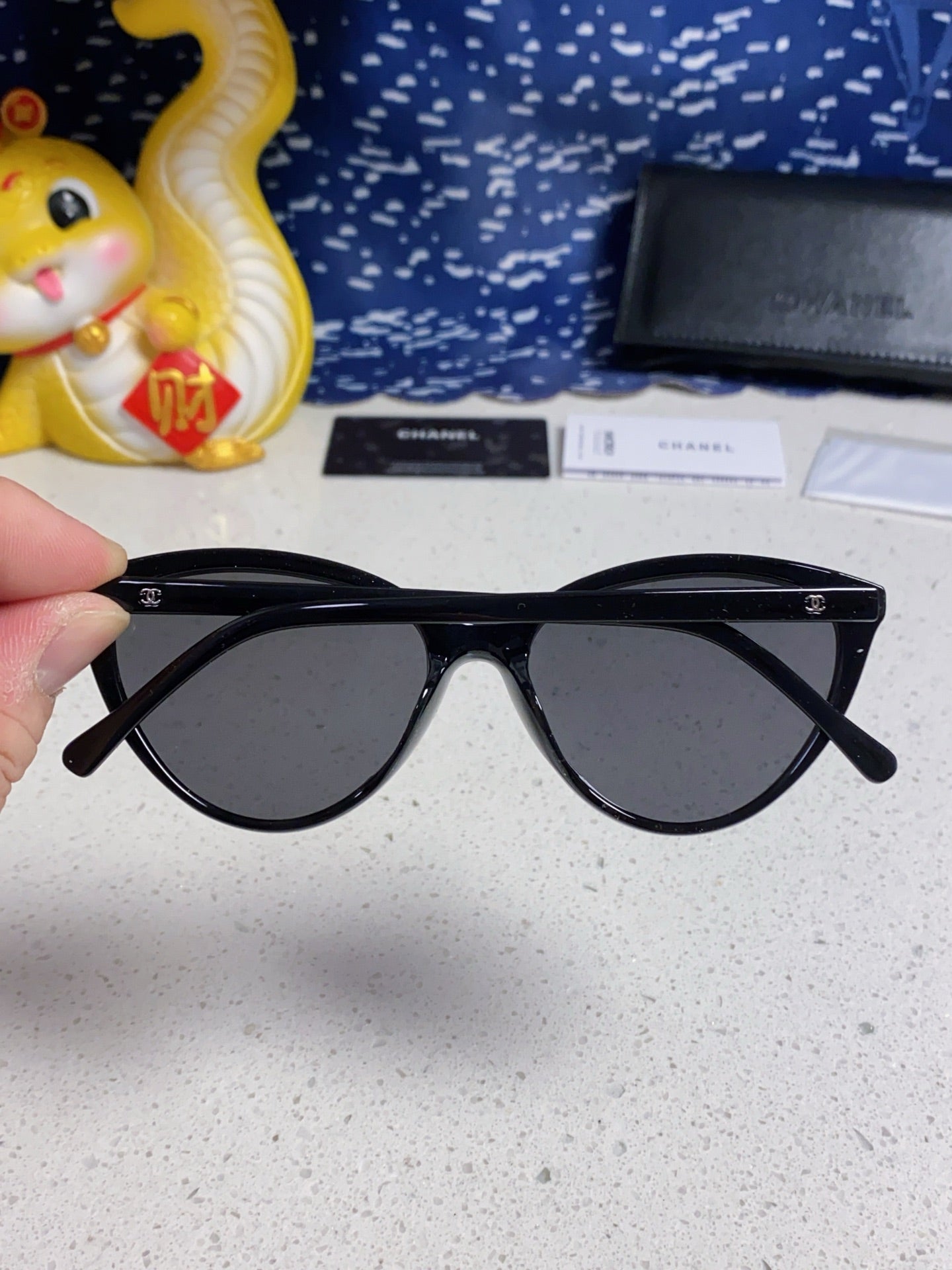 CAT EYE SUNGLASSES CH3393 IN BLACK ACETATE BLACK LENSES