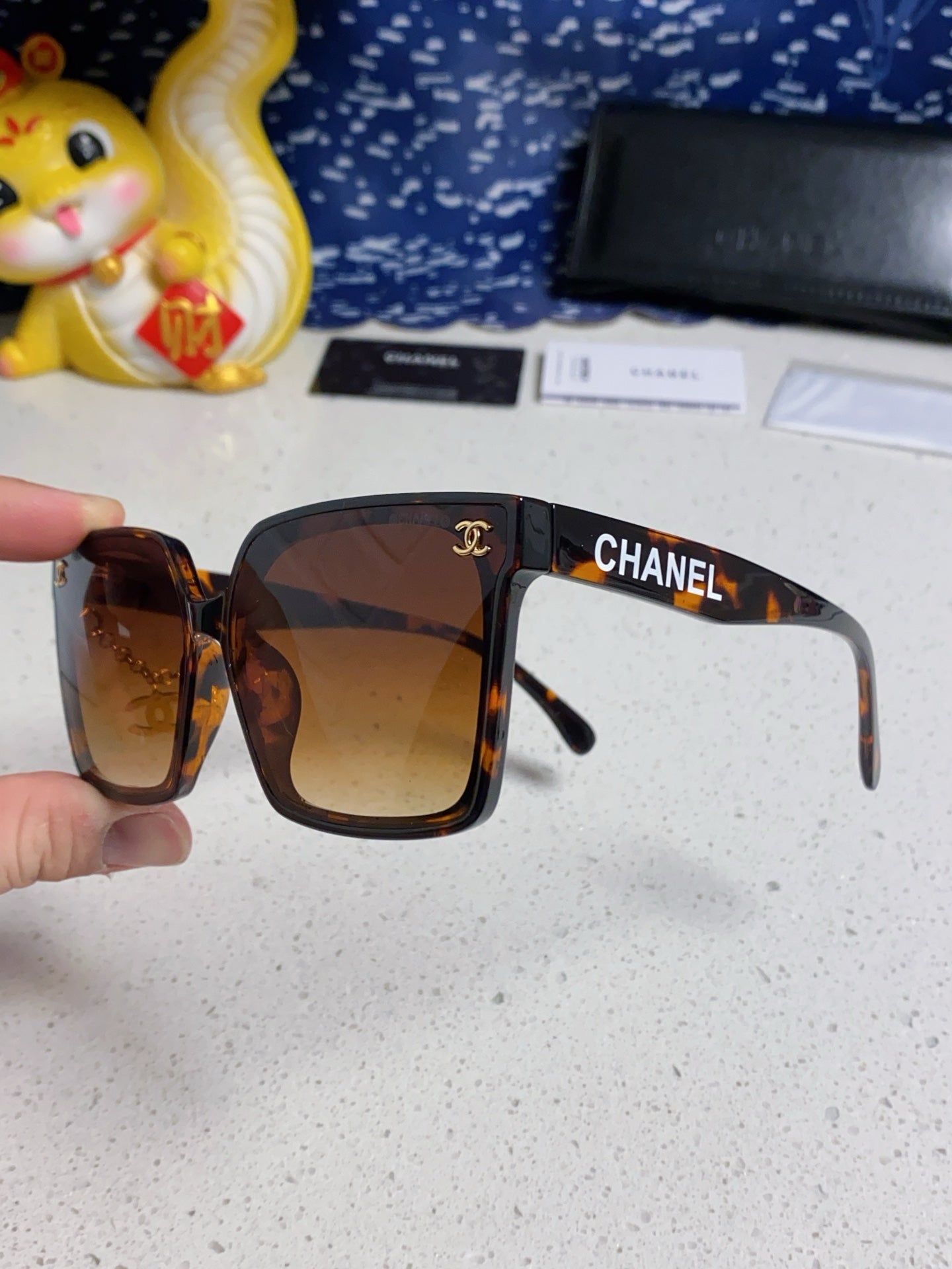 SQUARE SUNGLASSES 641809 IN HAVANA ACETATE GOLD CHAIN