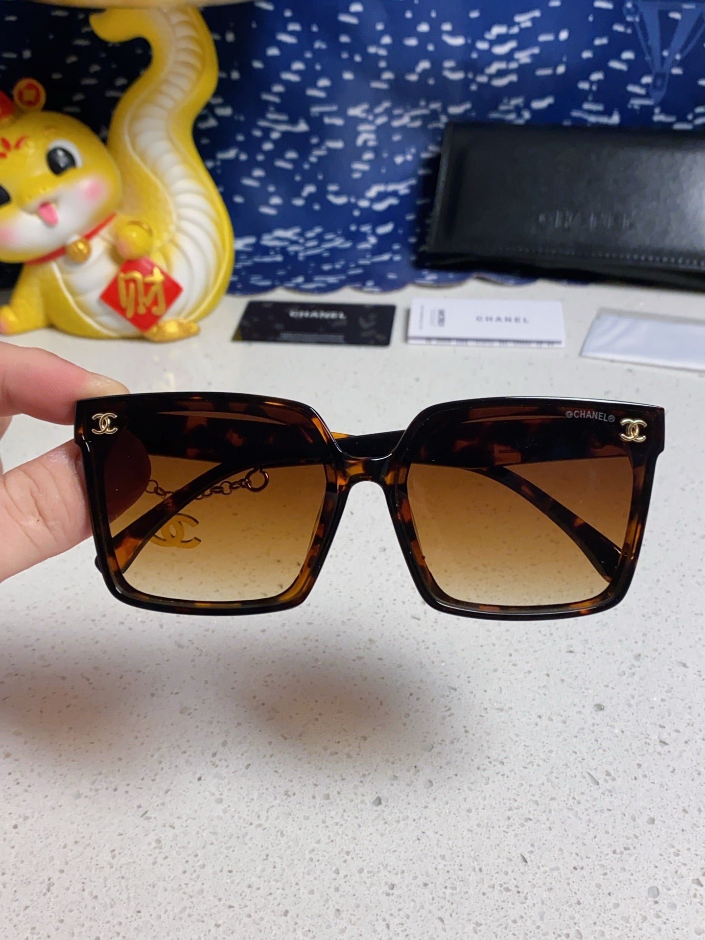 SQUARE SUNGLASSES 641809 IN HAVANA ACETATE GOLD CHAIN