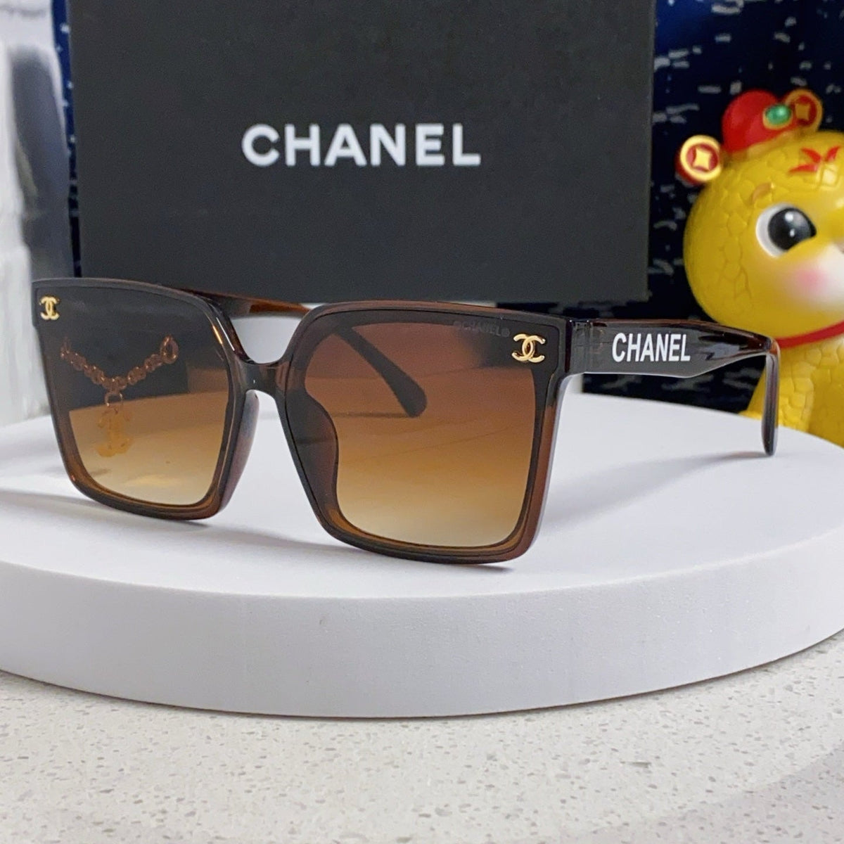 SQUARE SUNGLASSES 641810 IN BROWN ACETATE GOLD CHAIN