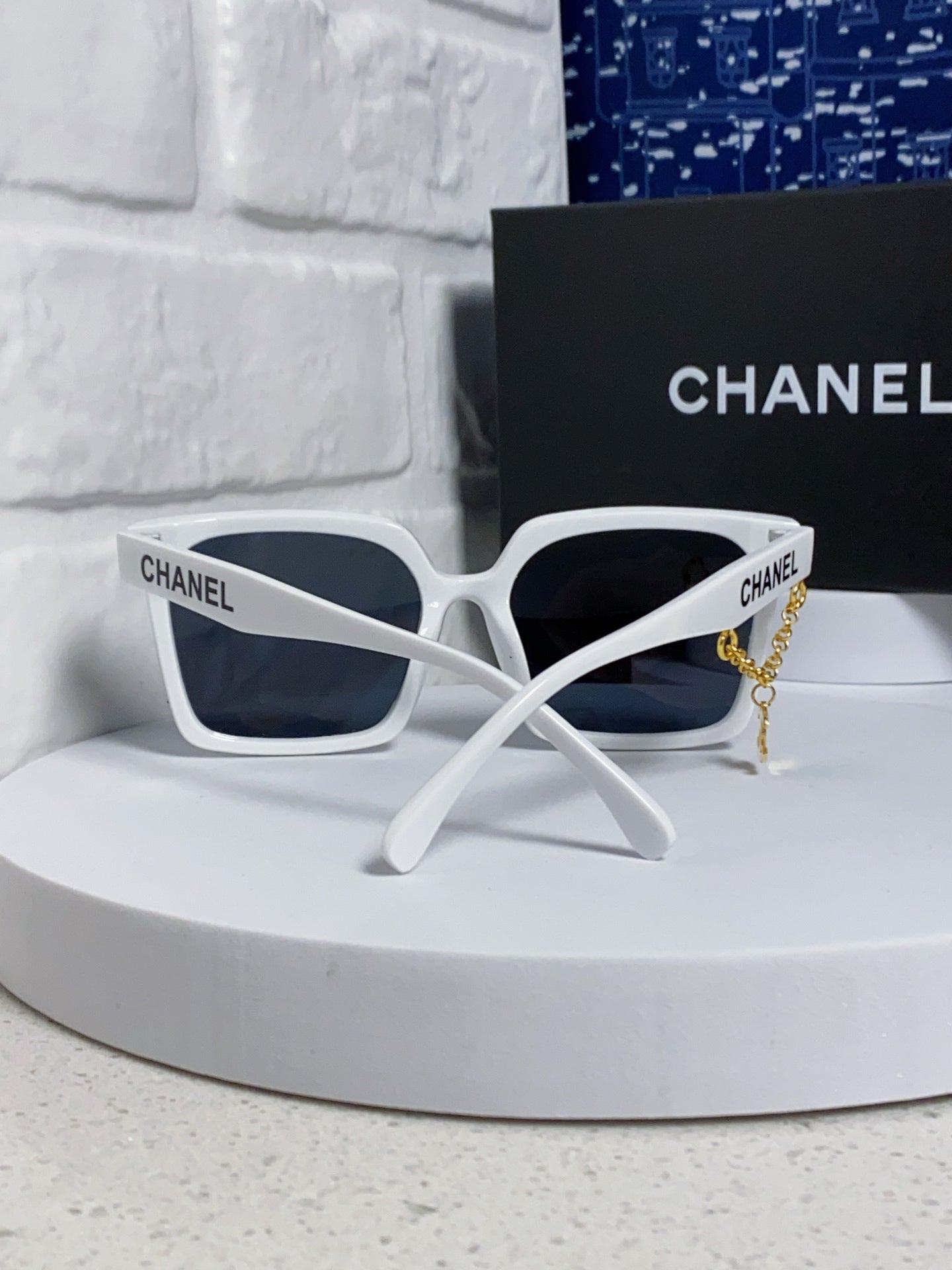SQUARE SUNGLASSES 641811 IN WHITE ACETATE GOLD CHAIN