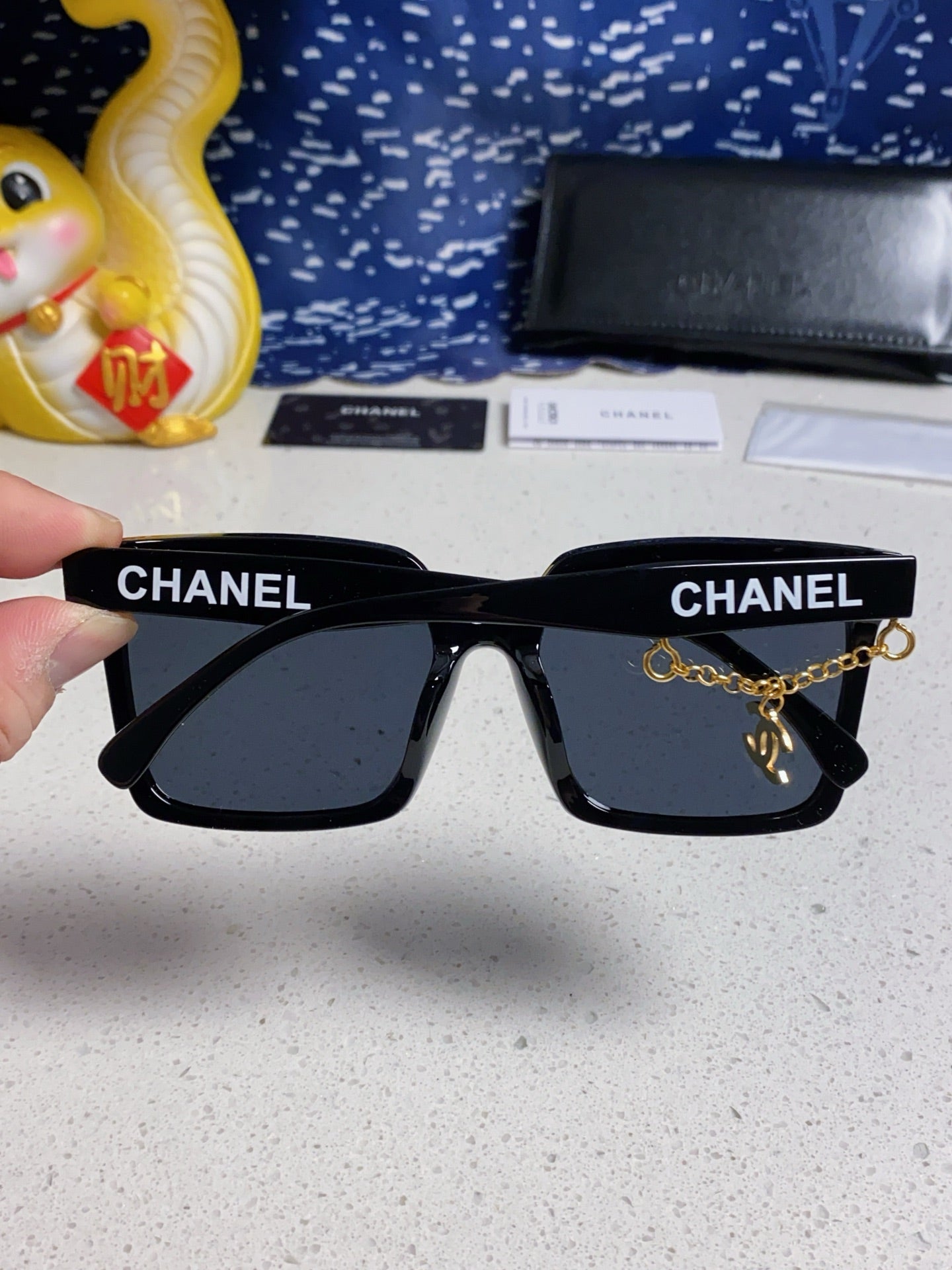 SQUARE SUNGLASSES 641812 IN BLACK ACETATE GOLD CHAIN