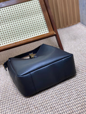 LE 5 À 7 LARGE SUPPLE BAG 31 IN BLACK CALFSKIN