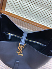 LE 5 À 7 LARGE SUPPLE BAG 31 IN BLACK CALFSKIN