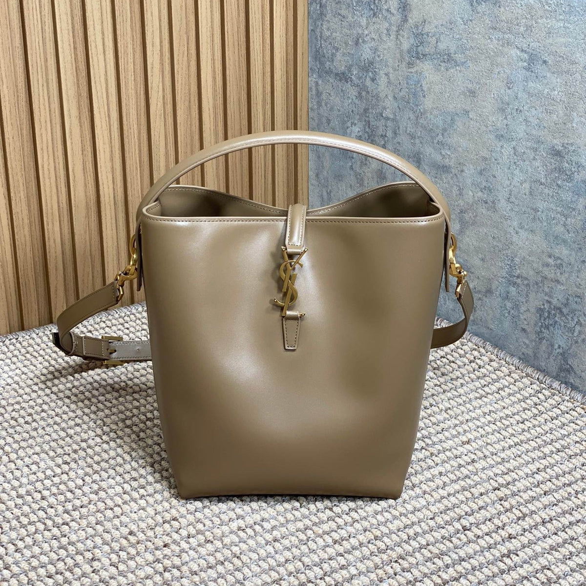 LE 37 MEDIUM BUCKET BAG 25 IN CEDAR BROWN CALFSKIN GOLD HARDWARE